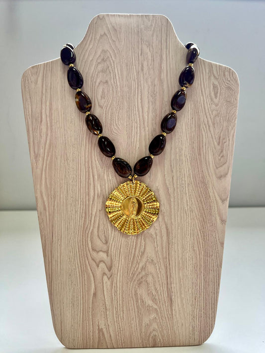 Collar Virgen Guadalupe con Piedras Marrón en Dorado - Acero Inoxidable