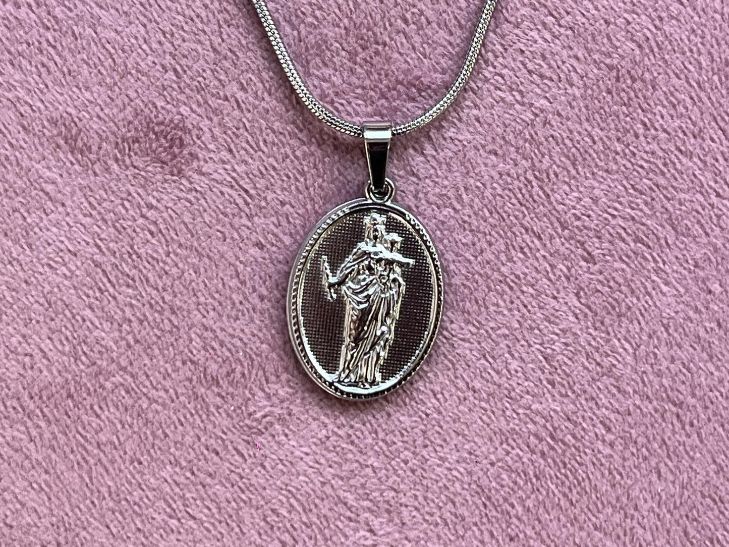 Medalla Virgen María Auxiliadora Acero Inoxidiable con Cadena Dorada para Joyería Religiosa