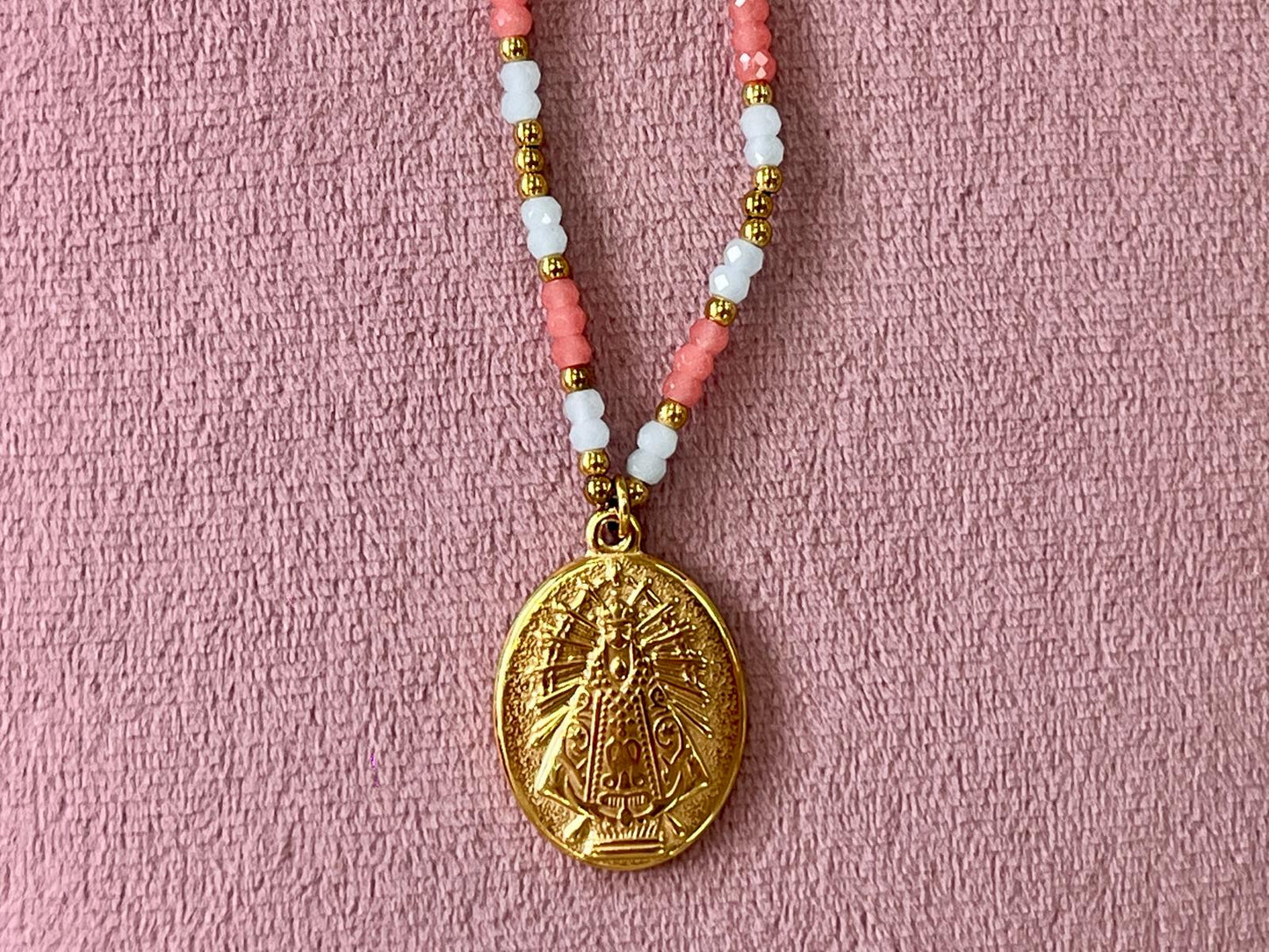 Colgante de piedras naturales con la medalla de la Virgen de los Desamparados