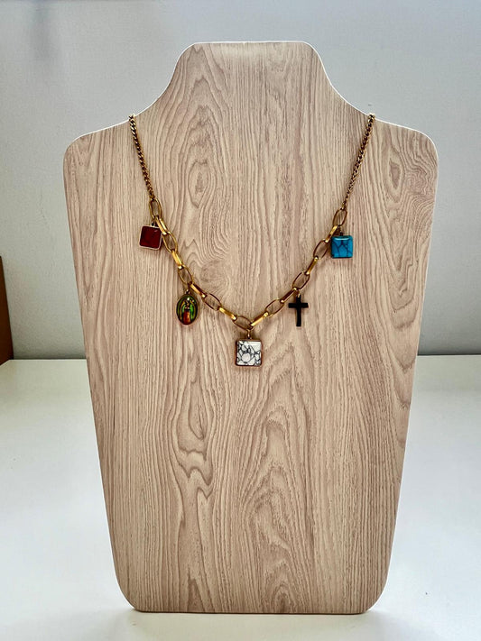 Collar Virgen de Guadalupe con Charms Efecto Mármol Dorado - Acero Inoxidable