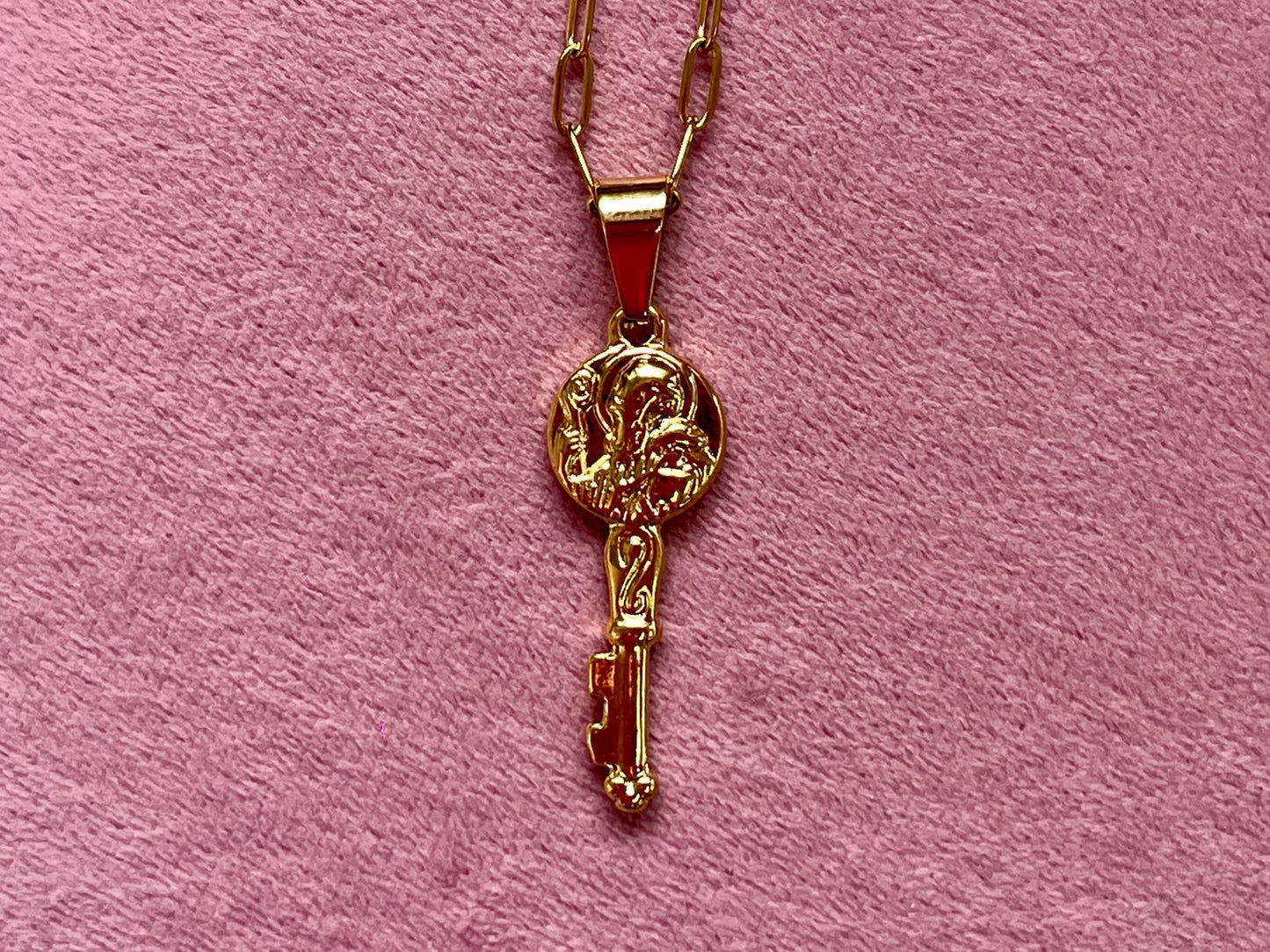 Colgante Llave de San Benito en Acero Dorado